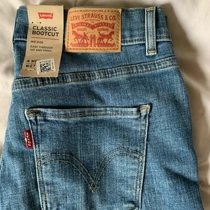 Woman’s Levi Jeans bootcut size 4 BRAND NEW